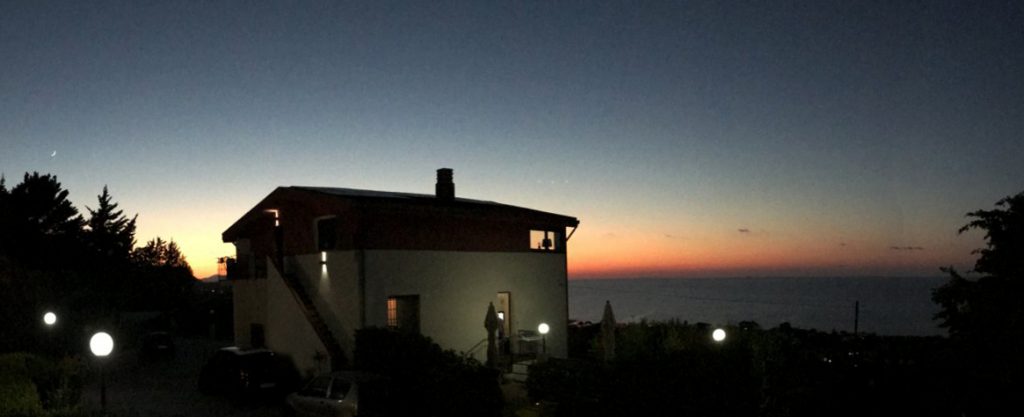 una mansarda fra cielo e mare