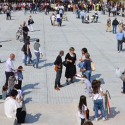 Cosa rende una piazza un luogo che invita a restare?
