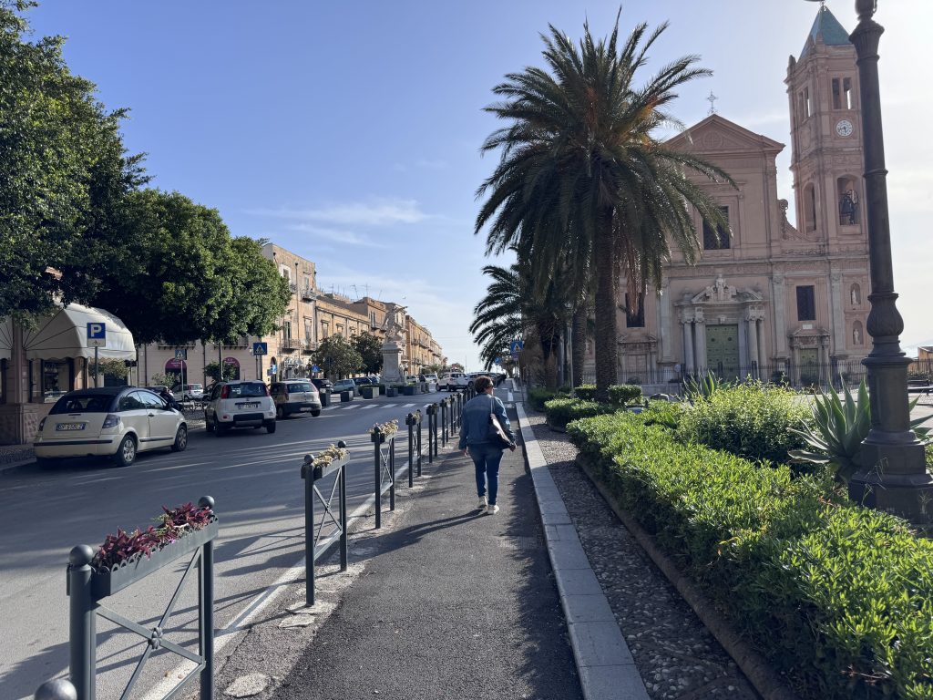 Il paesaggio dietro la piazza